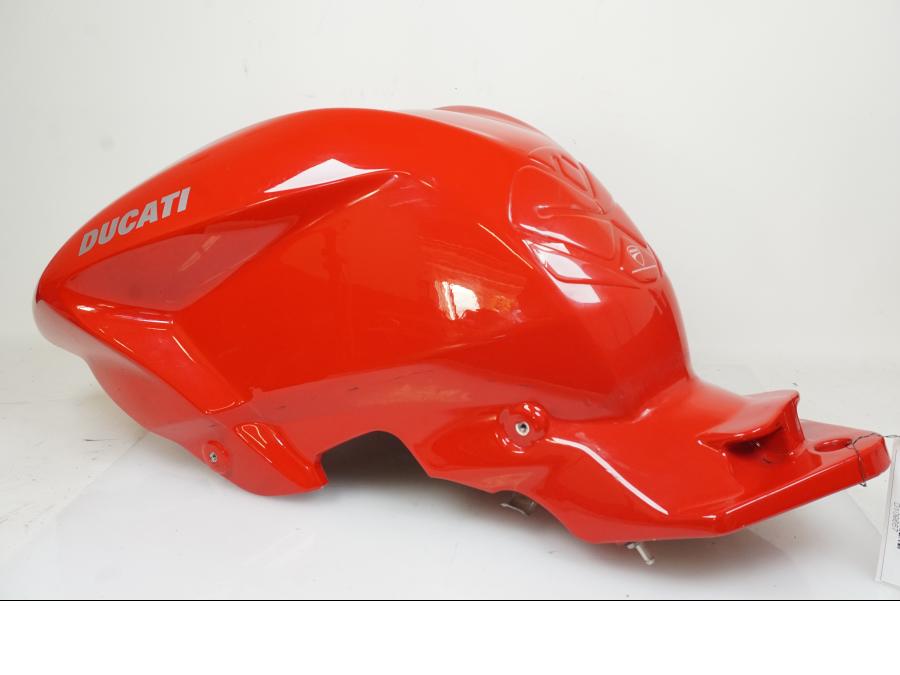 Snett uppifrån på Bensintank från en Ducati Streetfighter S -2011 motorcykel.