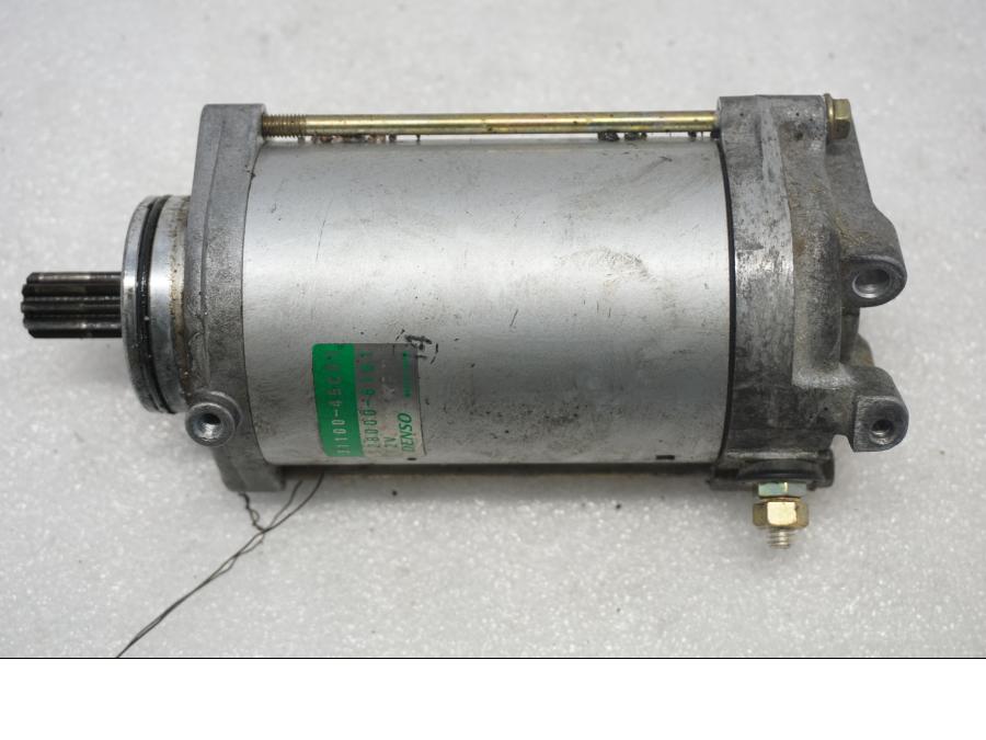 Framsidan på Startmotor från en Suzuki VL 800 -2004 motorcykel.