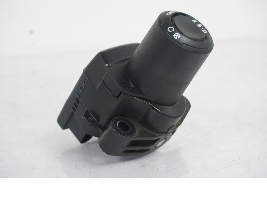 Höger sida på <p>Låssats från BMW R 1200 RS 2015.</p>

<p>Keyless Ride, tändningslås, en grå plastnyckel, tanklock, antenn, kablage, fjärrnyckel och sadellås.</p> motorcykel.