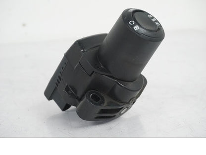 Höger sida på <p>Låssats från BMW R 1200 RS 2015.</p>

<p>Keyless Ride, tändningslås, en grå plastnyckel, tanklock, antenn, kablage, fjärrnyckel och sadellås.</p> motorcykel.