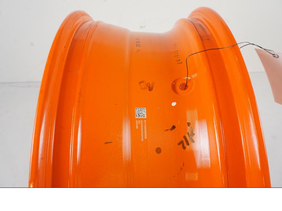 Snett nerifrån på Fälg från en KTM 1290 Super Duke R EVO -2023 motorcykel.