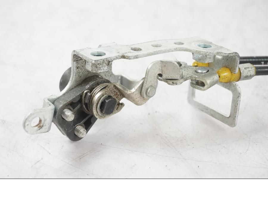 Höger sida på Sadellåsmekanism från en Kawasaki ZZ-R 1400 -2009 motorcykel.