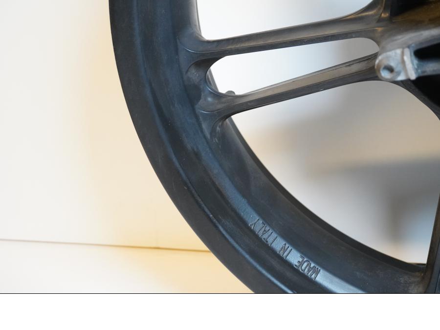 Extrabild5 på Fälg från en Yamaha YZF-R 125 -2008 motorcykel.