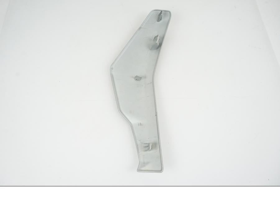 Snett nerifrån på Vattenkylkåpa från en Ducati Streetfighter V2 -2023 motorcykel.