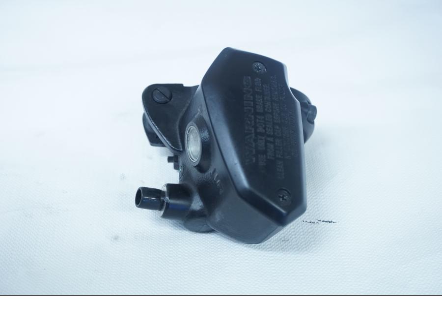 Baksidan på Bromshuvudcylinder från en Kawasaki Ninja 650 -2018 motorcykel.