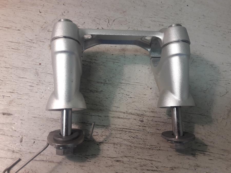 Baksidan på Styrfäste från en Triumph Speed Twin -2019 motorcykel.