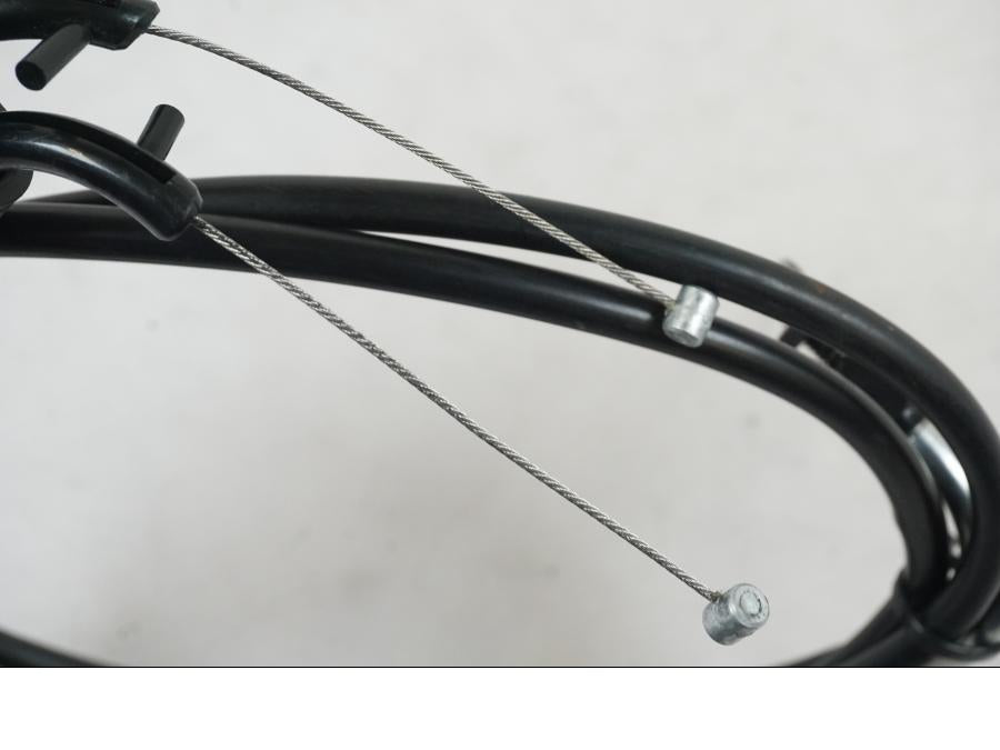 Snett nerifrån på Gasvajer från en Yamaha MT-09 -2019 motorcykel.