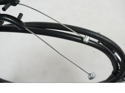 Snett nerifrån på Gasvajer från en Yamaha MT-09 -2019 motorcykel.