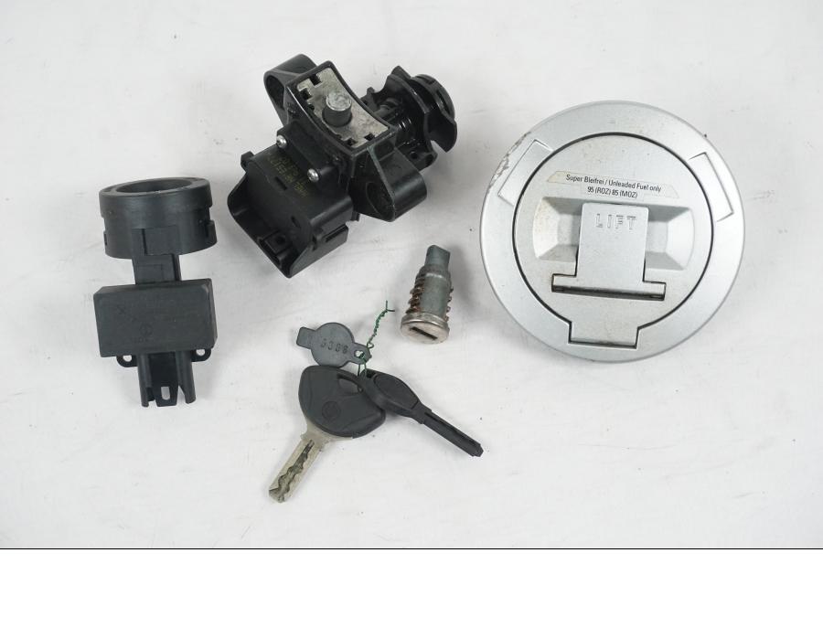 Framsidan på Tanklock från en BMW F 800 ST -2008 motorcykel.