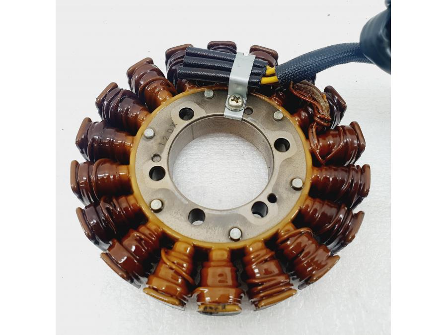 Framsidan på Generator från en Honda CBR 900 RR -2003 motorcykel.