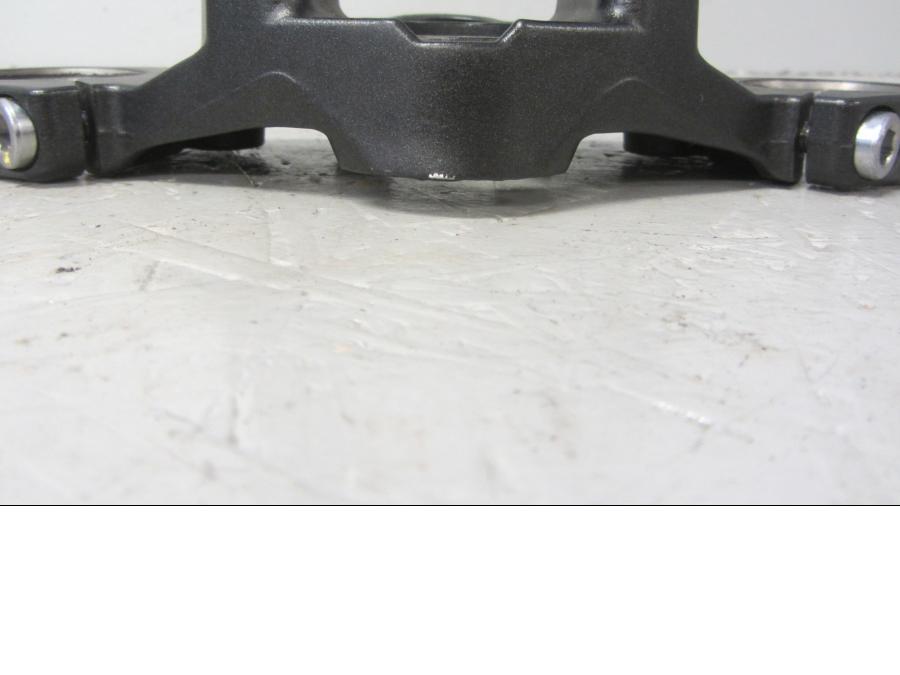 Baksidan på <p>Gaffelkrona övre från Honda CB 1000 R 2010.</p>

<p>Mindre skavmärken finns, se bilder.</p> motorcykel.
