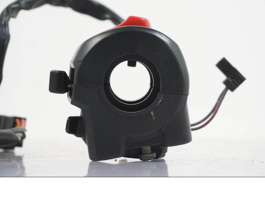 Extrabild1 på Styrelreglage från en Suzuki GSX 1300 RX -1999 motorcykel.