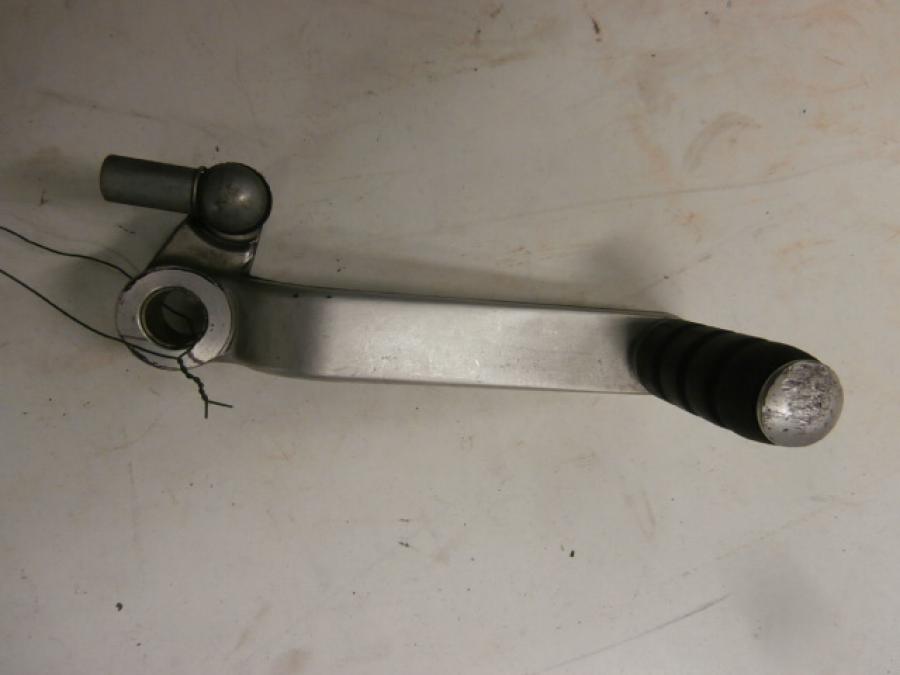 Vänster sida på Växelpedal från en Triumph Daytona 650 -2005 motorcykel.