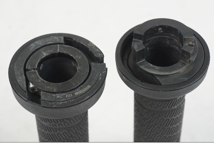 Snett nerifrån på Gummihandtag från en KTM 1290 Super Duke R -2022 motorcykel.