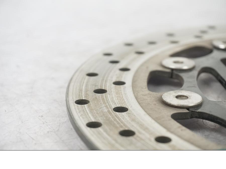 Baksidan på Bromsskiva från en Yamaha FZ-S 600 -1998 motorcykel.