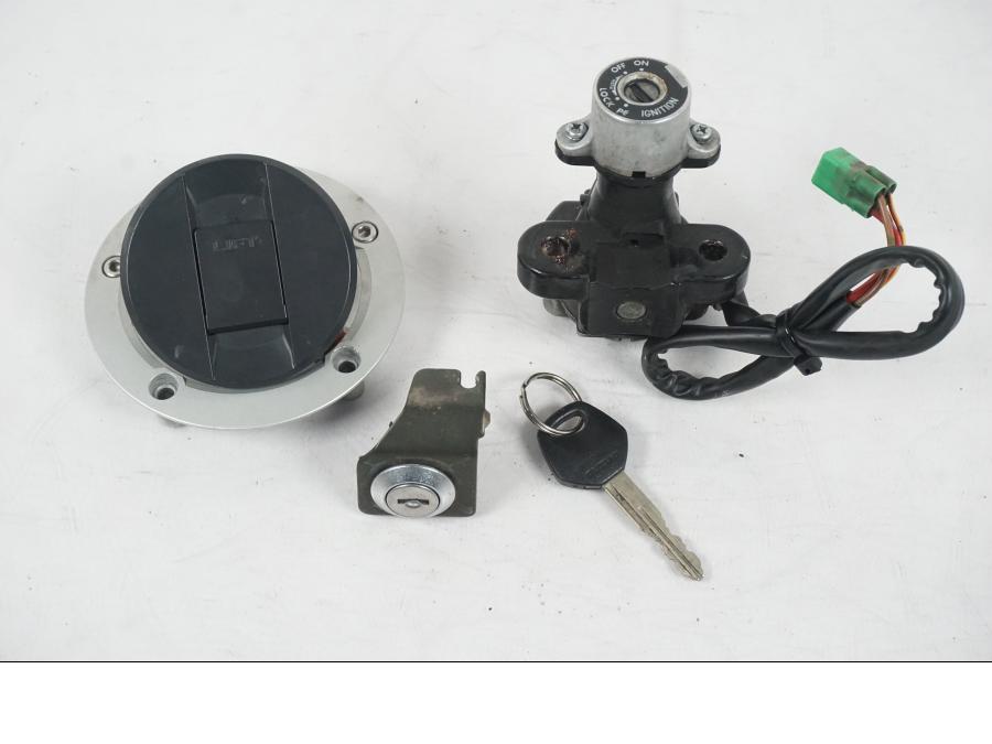 Framsidan på <p>Låssats från Suzuki SV 1000 S 2004.</p>

<p>1st nyckel, tanklock, sadellås och tändningslås.</p> motorcykel.