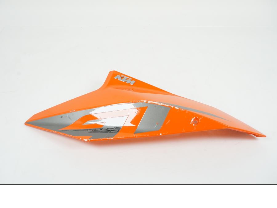 Framsidan på Sidopanel från en KTM 1290 Super Duke -2016 motorcykel.