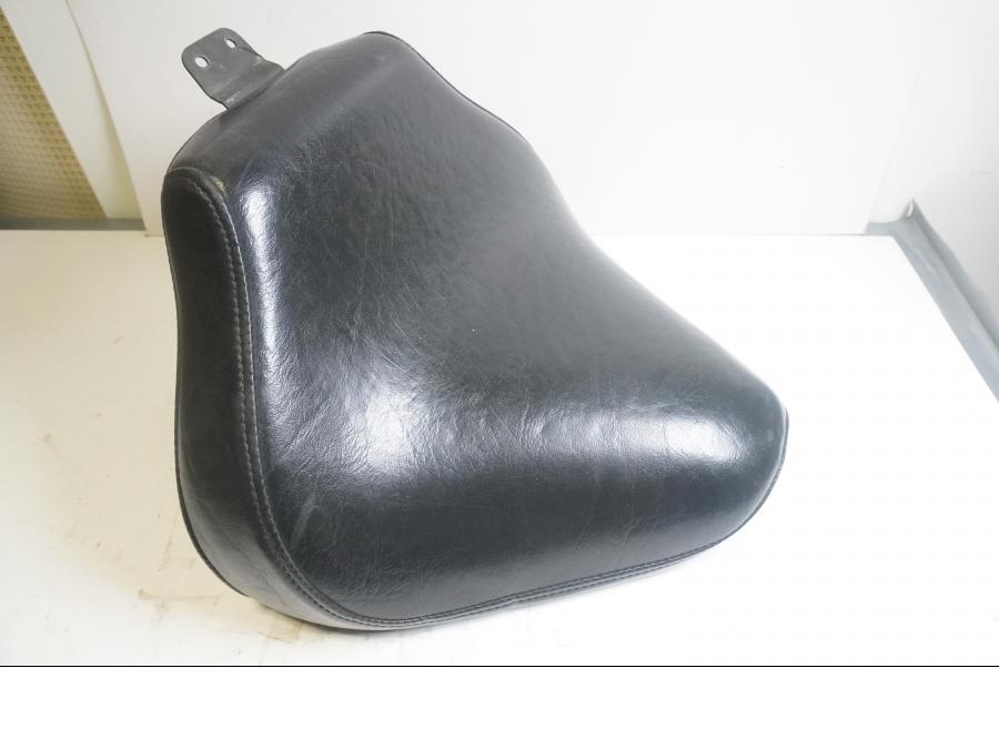 Baksidan på Sadel från en Yamaha XVS 1100 -2002 motorcykel.