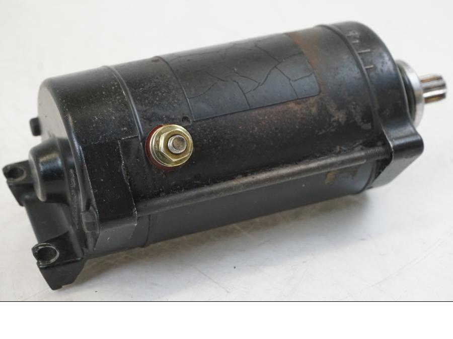 Snett nerifrån på Startmotor från en Kawasaki VN 800 -2000 motorcykel.