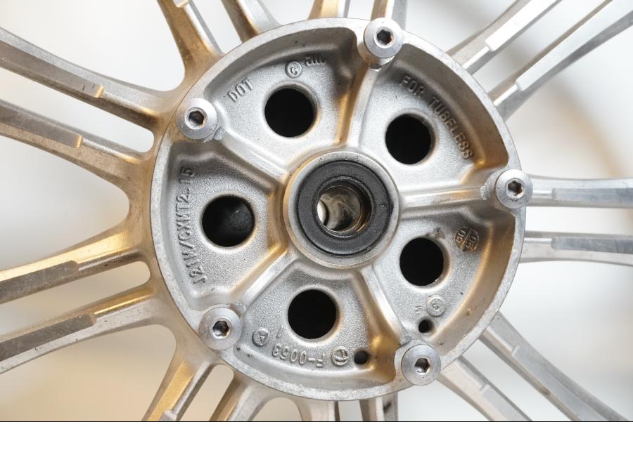 Extrabild3 på Fälg från en Kawasaki VN 900 -2007 motorcykel.