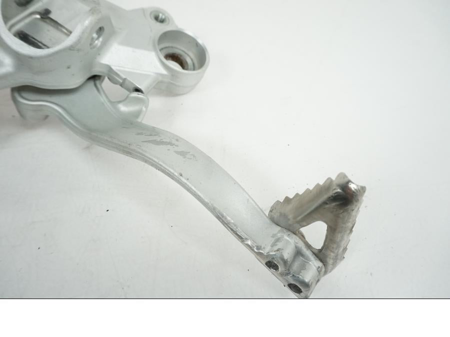 Höger sida på Fotpinnefäste från en KTM 690 Duke -2008 motorcykel.