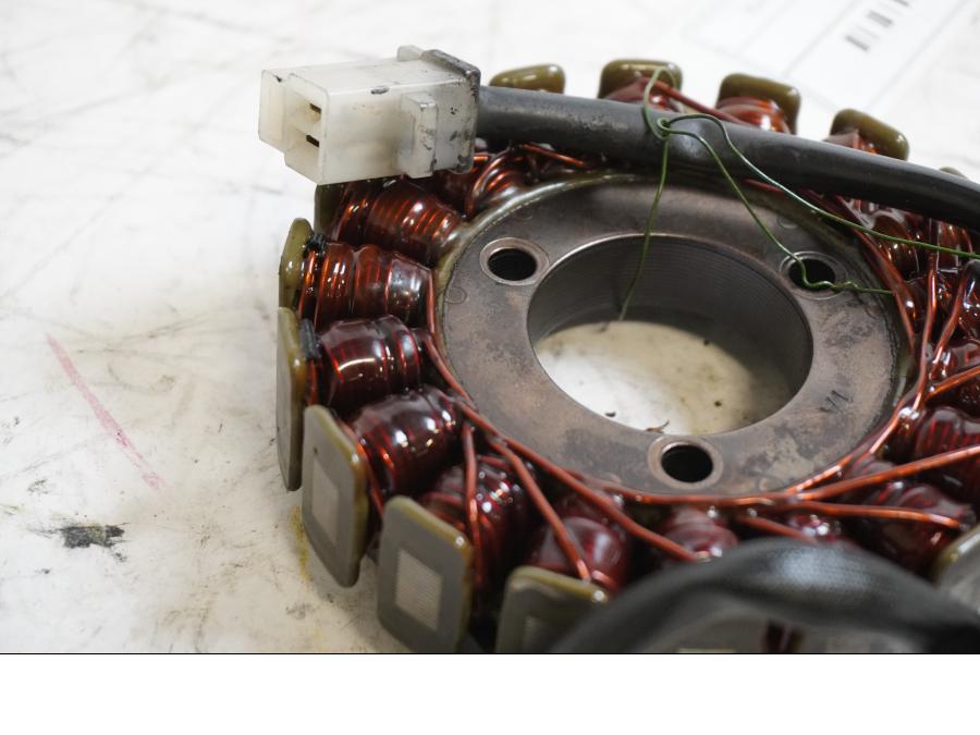 Baksidan på Generator från en Kawasaki GPZ 500 -1991 motorcykel.