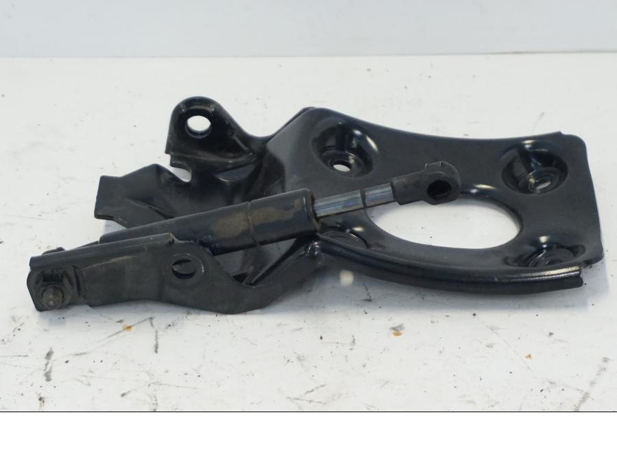 Snett nerifrån på Sadelfäste från en Yamaha X-Max 250 -2016 scooter.