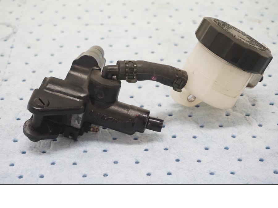 Framsidan på Bromshuvudcylinder från en Yamaha YZF 1000 R1 -2003 motorcykel.