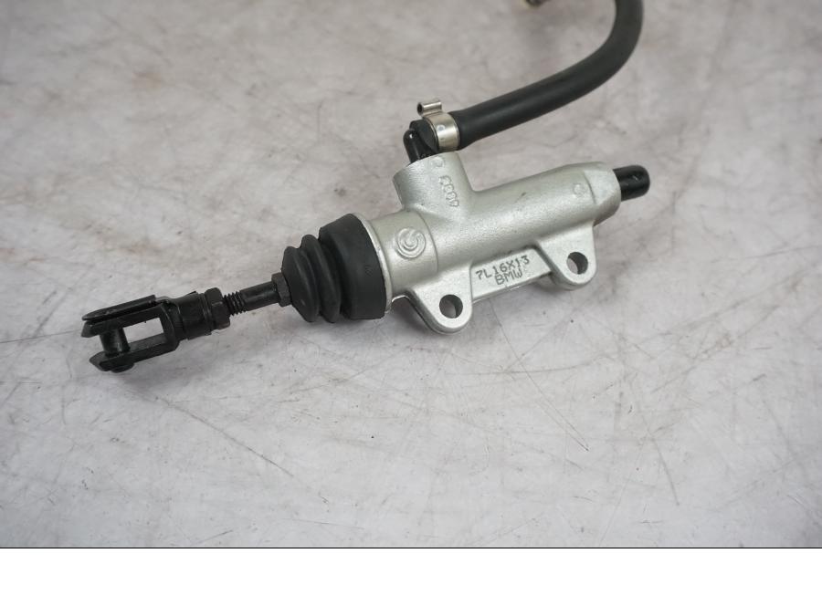 Baksidan på Bromshuvudcylinder från en BMW F 800 R -2018 motorcykel.