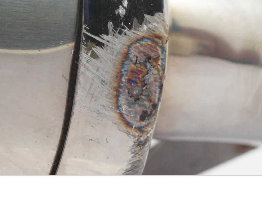 Snett nerifrån på Ljuddämpare från en Suzuki GSF 1250 -2010 motorcykel.