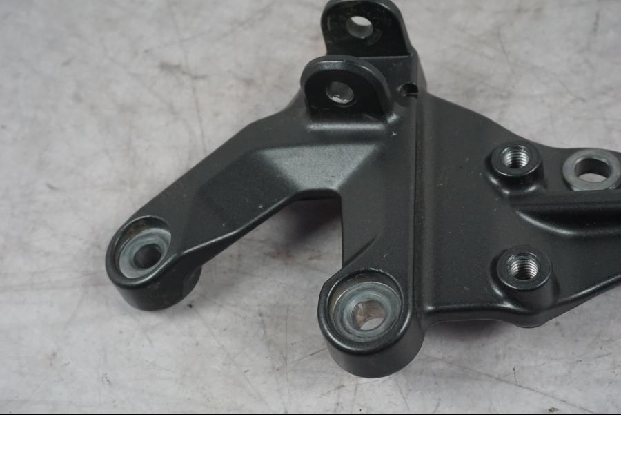 Baksidan på Fotpinnefäste från en Yamaha MT-09 -2024 motorcykel.