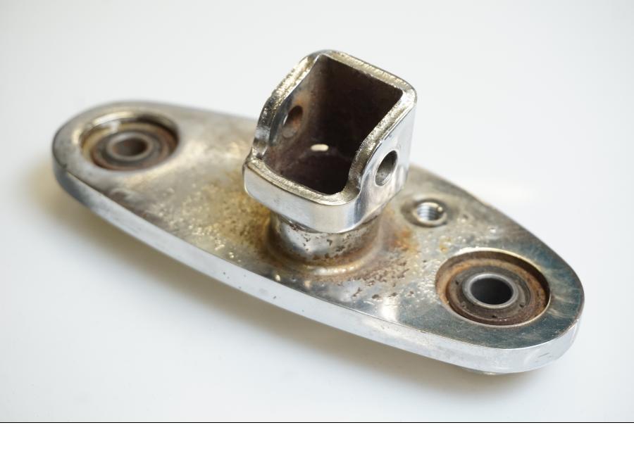 Höger sida på Fotpinnefäste inre från en Honda VT 600 C -1995 motorcykel.