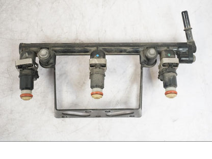 Baksidan på Fuel Rail från en Triumph Tiger -2009 motorcykel.