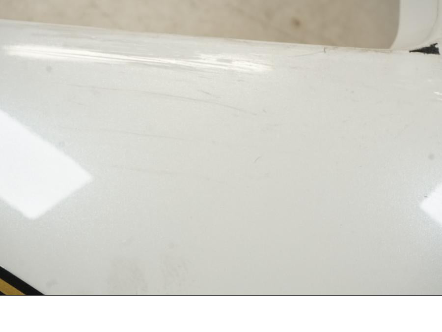 Baksidan på Sidkåpa från en Triumph Speed Triple -2021 motorcykel.