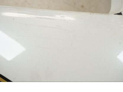 Baksidan på Sidkåpa från en Triumph Speed Triple -2021 motorcykel.