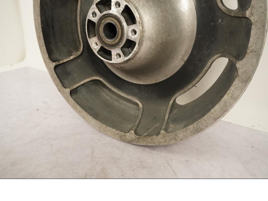 Snett uppifrån på Fälg från en H-D Touring Street Glide FLHX -2009 motorcykel.