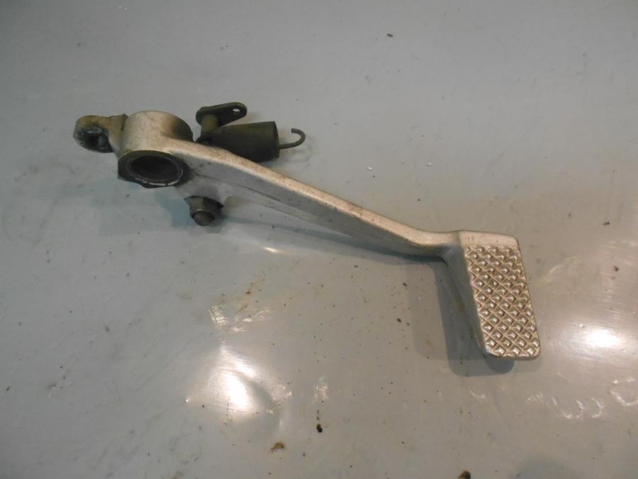 Framsidan på Bromspedal från en Yamaha FZS 1000 -2002 motorcykel.