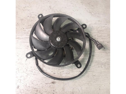 Framsidan på Vattenkylfläkt från en Kawasaki VN 900 -2007 motorcykel.