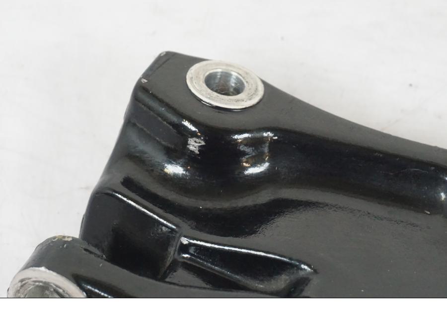 Höger sida på Bromsoksfäste från en Yamaha XVS 1100 -2004 motorcykel.