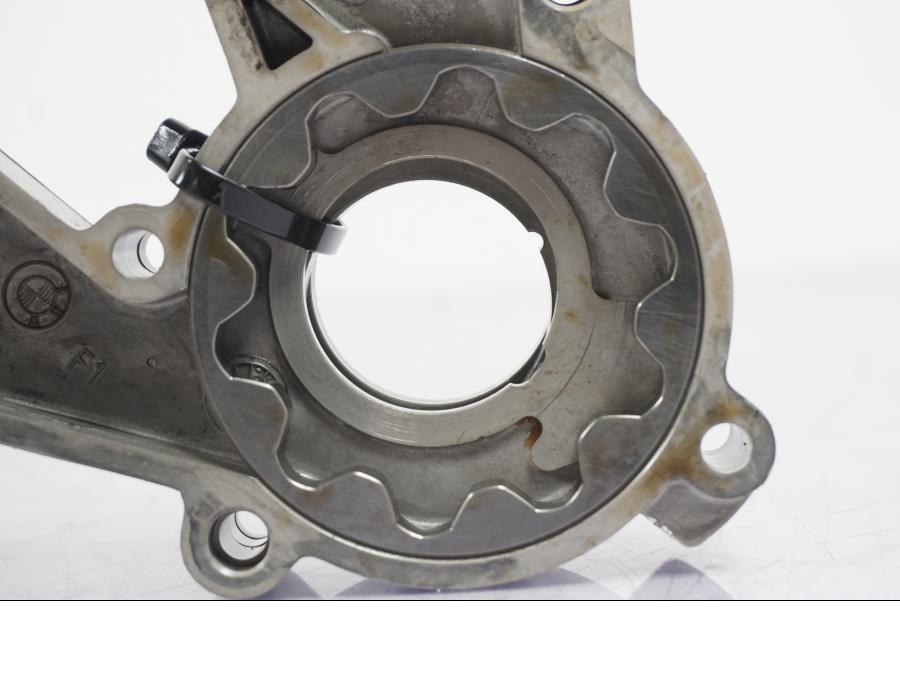 Extrabild3 på Oljepump från en BMW R NineT -2017 motorcykel.