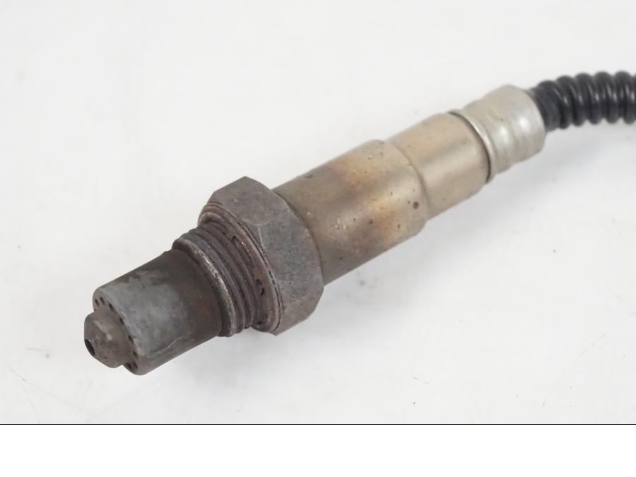 Höger sida på Lambdasond från en KTM 390 Adventure -2021 motorcykel.