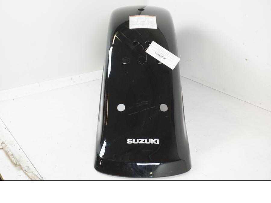 Snett uppifrån på <p>Bakskärm från Suzuki VL 800 2007.</p>

<p>Två sprickor i bakkant, repor och mindre slitage av lack finns se bilder.</p> motorcykel.