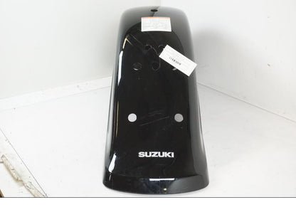 Snett uppifrån på <p>Bakskärm från Suzuki VL 800 2007.</p>

<p>Två sprickor i bakkant, repor och mindre slitage av lack finns se bilder.</p> motorcykel.