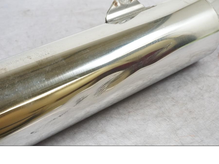 Vänster sida på Ljuddämpare från en Honda CBR 1100 XX -1998 motorcykel.