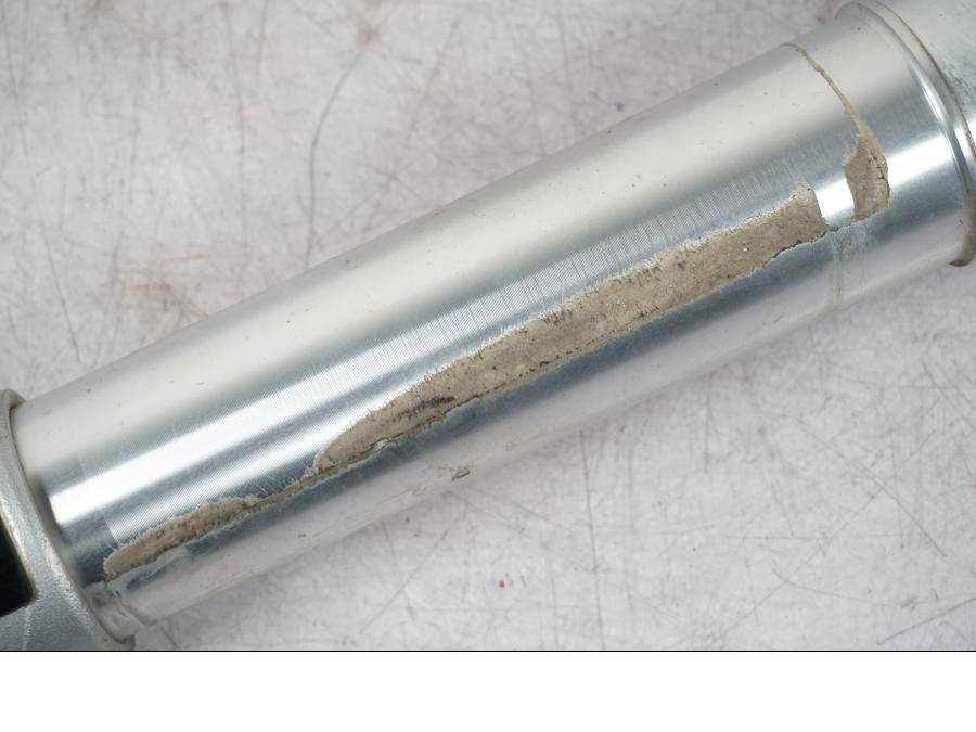 Snett uppifrån på Gaffelben från en BMW R 1200 GS -2005 motorcykel.