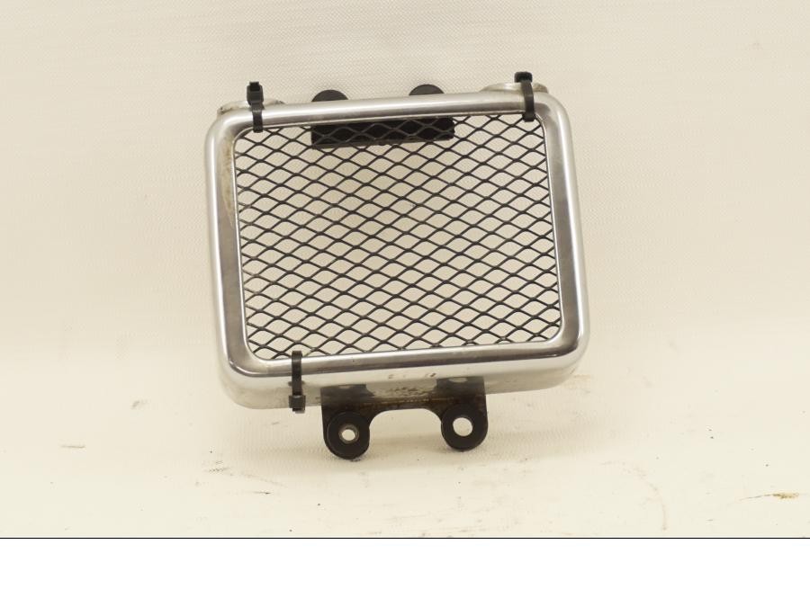 Framsidan på Oljekyldekor från en Suzuki VS 1400 -2001 motorcykel.