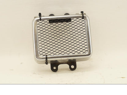 Framsidan på Oljekyldekor från en Suzuki VS 1400 -2001 motorcykel.