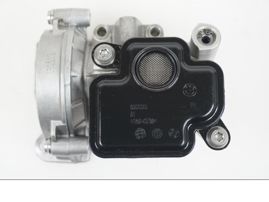 Snett nerifrån på Oljepump från en BMW F 850 GS -2019 motorcykel.