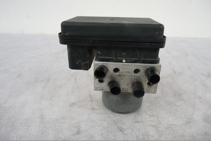 Baksidan på ABS Modulator från en Kawasaki Versys 650 -2014 motorcykel.