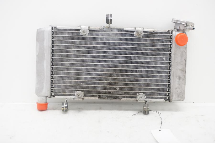 Baksidan på Vattenkyl från en Honda CBR 500 R -2013 motorcykel.